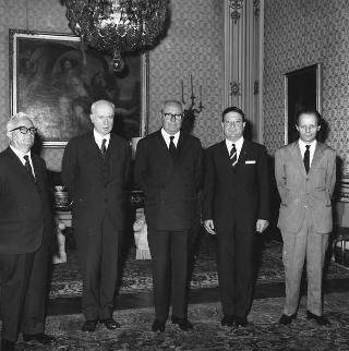 Visita di omaggio al Presidente della Repubblica Giuseppe Saragat di Giacomo Pagliassotti, consigliere delegato della Società Editrice Internazionale, per offrire in omaggio alcune pubblicazioni edite in occasione del 5° centenario dell'introduzione in Italia della Stampa a caratteri mobili,  presente anche lo scultore e pittore Agenore Fabbri