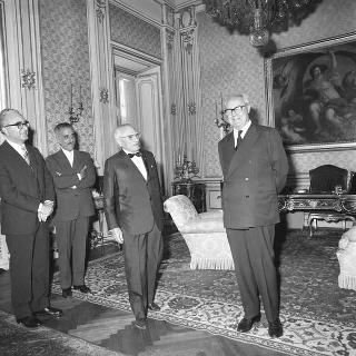 Il Presidente della Repubblica Giuseppe Saragat riceve in udienza Giuseppe Caronia, Presidente della Lega italiana contro la poliomielite, con alcuni componenti il Consiglio nazionale della Lega