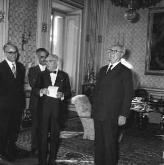 Il Presidente della Repubblica Giuseppe Saragat riceve in udienza Giuseppe Caronia, Presidente della Lega italiana contro la poliomielite, con alcuni componenti il Consiglio nazionale della Lega