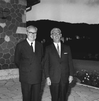 Il Presidente della Repubblica Giuseppe Saragat riceve in visita privata a Castelporziano l'Ambasciatore Arthur Goldberg, rappresentante degli USA alle Nazioni Unite