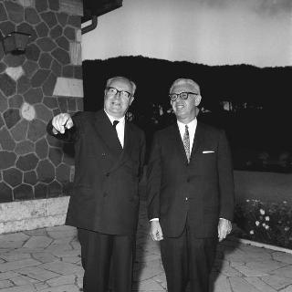 Il Presidente della Repubblica Giuseppe Saragat riceve in visita privata a Castelporziano l'Ambasciatore Arthur Goldberg, rappresentante degli USA alle Nazioni Unite