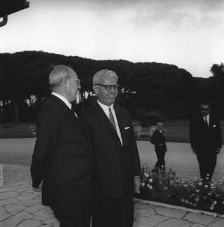 Il Presidente della Repubblica Giuseppe Saragat riceve in visita privata a Castelporziano l'Ambasciatore Arthur Goldberg, rappresentante degli USA alle Nazioni Unite