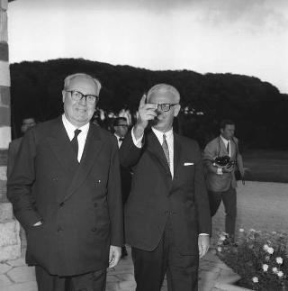 Il Presidente della Repubblica Giuseppe Saragat riceve in visita privata a Castelporziano l'Ambasciatore Arthur Goldberg, rappresentante degli USA alle Nazioni Unite