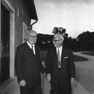 Il Presidente della Repubblica Giuseppe Saragat riceve in visita privata a Castelporziano l'Ambasciatore Arthur Goldberg, rappresentante degli USA alle Nazioni Unite