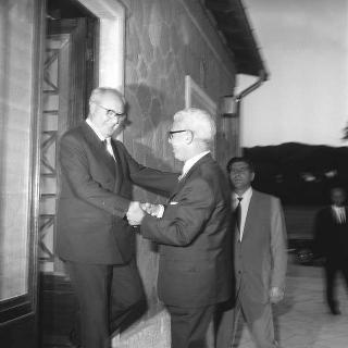 Il Presidente della Repubblica Giuseppe Saragat riceve in visita privata a Castelporziano l'Ambasciatore Arthur Goldberg, rappresentante degli USA alle Nazioni Unite