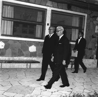 Il Presidente della Repubblica Giuseppe Saragat riceve in visita privata a Castelporziano l'Ambasciatore Arthur Goldberg, rappresentante degli USA alle Nazioni Unite