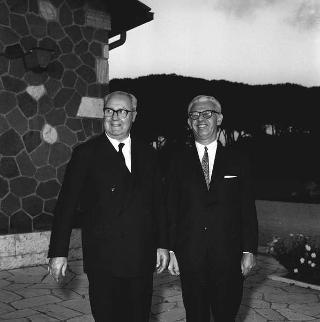 Il Presidente della Repubblica Giuseppe Saragat riceve in visita privata a Castelporziano l'Ambasciatore Arthur Goldberg, rappresentante degli USA alle Nazioni Unite