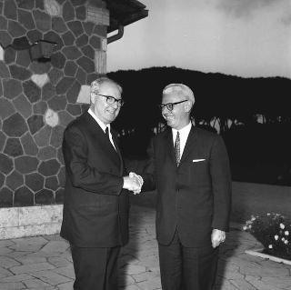 Il Presidente della Repubblica Giuseppe Saragat riceve in visita privata a Castelporziano l'Ambasciatore Arthur Goldberg, rappresentante degli USA alle Nazioni Unite