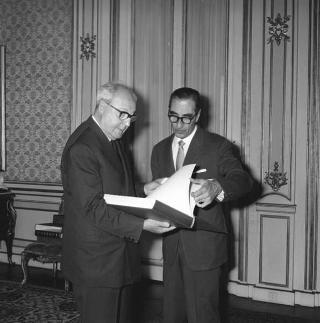 L' Editore Paolo Pecora, amministratore unico della Società "A' la Chance du Bibliophile" di Milano, in visita di omaggio al Presidente della Repubblica Giuseppe Saragat per presentare i tre volumi della Divina Commedia pubblicati per il centenario dantesco