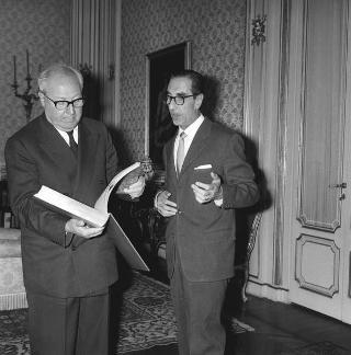 L' Editore Paolo Pecora, amministratore unico della Società "A' la Chance du Bibliophile" di Milano, in visita di omaggio al Presidente della Repubblica Giuseppe Saragat per presentare i tre volumi della Divina Commedia pubblicati per il centenario dantesco