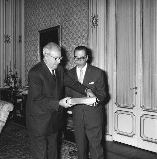 L' Editore Paolo Pecora, amministratore unico della Società "A' la Chance du Bibliophile" di Milano, in visita di omaggio al Presidente della Repubblica Giuseppe Saragat per presentare i tre volumi della Divina Commedia pubblicati per il centenario dantesco