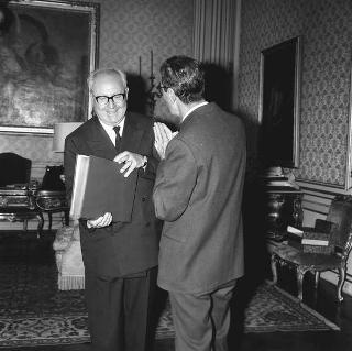 L' Editore Paolo Pecora, amministratore unico della Società "A' la Chance du Bibliophile" di Milano, in visita di omaggio al Presidente della Repubblica Giuseppe Saragat per presentare i tre volumi della Divina Commedia pubblicati per il centenario dantesco