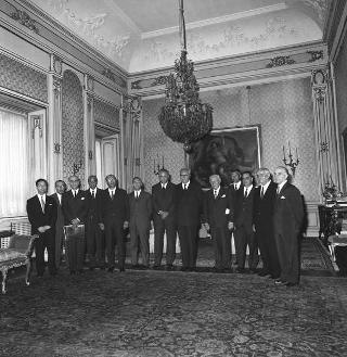 Il Presidente della Repubblica Giuseppe Saragat riceve in udienza il prof.Sabato Visco, Presidente dell'Istituto nazionale della nutrizione, con il Comitato amministrativo