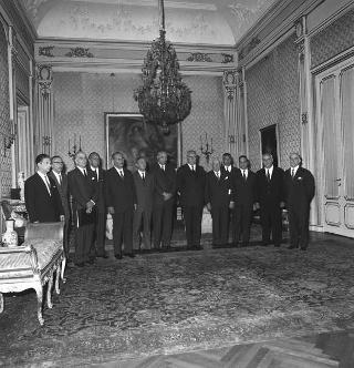 Il Presidente della Repubblica Giuseppe Saragat riceve in udienza il prof.Sabato Visco, Presidente dell'Istituto nazionale della nutrizione, con il Comitato amministrativo