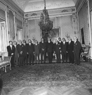 Il Presidente della Repubblica Giuseppe Saragat riceve in udienza il prof.Sabato Visco, Presidente dell'Istituto nazionale della nutrizione, con il Comitato amministrativo