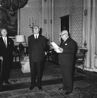 Il Presidente della Repubblica Giuseppe Saragat riceve in udienza il prof.Sabato Visco, Presidente dell'Istituto nazionale della nutrizione, con il Comitato amministrativo