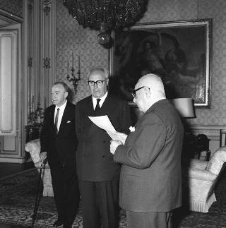 Il Presidente della Repubblica Giuseppe Saragat riceve in udienza il prof.Sabato Visco, Presidente dell'Istituto nazionale della nutrizione, con il Comitato amministrativo