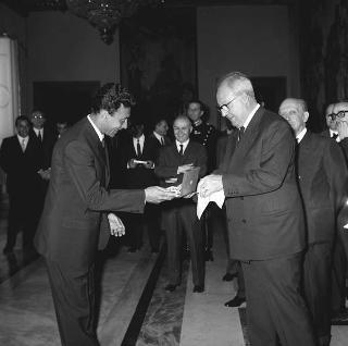 Il Presidente della Repubblica Giuseppe Saragat riceve la visita di omaggio di Pietro Quaroni, Presidente della RAI-TV, con dirigenti, giornalisti e tecnici che hanno operato durante i viaggi del 
Presidente e consegna di diplomi di onorificenza
