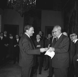 Il Presidente della Repubblica Giuseppe Saragat riceve la visita di omaggio di Pietro Quaroni, Presidente della RAI-TV, con dirigenti, giornalisti e tecnici che hanno operato durante i viaggi del 
Presidente e consegna di diplomi di onorificenza