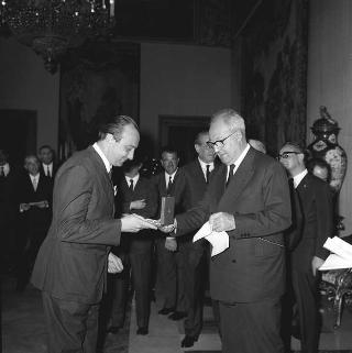 Il Presidente della Repubblica Giuseppe Saragat riceve la visita di omaggio di Pietro Quaroni, Presidente della RAI-TV, con dirigenti, giornalisti e tecnici che hanno operato durante i viaggi del 
Presidente e consegna di diplomi di onorificenza
