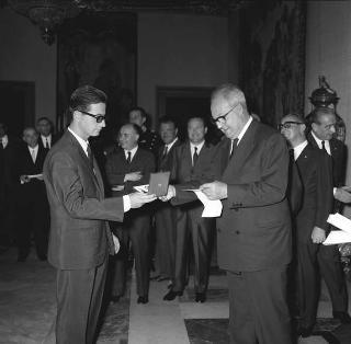 Il Presidente della Repubblica Giuseppe Saragat riceve la visita di omaggio di Pietro Quaroni, Presidente della RAI-TV, con dirigenti, giornalisti e tecnici che hanno operato durante i viaggi del 
Presidente e consegna di diplomi di onorificenza