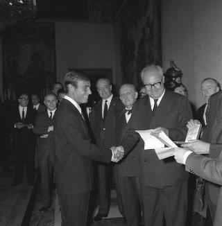 Il Presidente della Repubblica Giuseppe Saragat riceve la visita di omaggio di Pietro Quaroni, Presidente della RAI-TV, con dirigenti, giornalisti e tecnici che hanno operato durante i viaggi del 
Presidente e consegna di diplomi di onorificenza