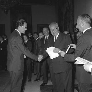 Il Presidente della Repubblica Giuseppe Saragat riceve la visita di omaggio di Pietro Quaroni, Presidente della RAI-TV, con dirigenti, giornalisti e tecnici che hanno operato durante i viaggi del 
Presidente e consegna di diplomi di onorificenza