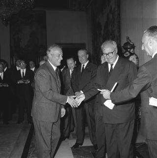 Il Presidente della Repubblica Giuseppe Saragat riceve la visita di omaggio di Pietro Quaroni, Presidente della RAI-TV, con dirigenti, giornalisti e tecnici che hanno operato durante i viaggi del 
Presidente e consegna di diplomi di onorificenza