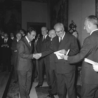 Il Presidente della Repubblica Giuseppe Saragat riceve la visita di omaggio di Pietro Quaroni, Presidente della RAI-TV, con dirigenti, giornalisti e tecnici che hanno operato durante i viaggi del 
Presidente e consegna di diplomi di onorificenza