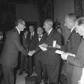 Il Presidente della Repubblica Giuseppe Saragat riceve la visita di omaggio di Pietro Quaroni, Presidente della RAI-TV, con dirigenti, giornalisti e tecnici che hanno operato durante i viaggi del 
Presidente e consegna di diplomi di onorificenza