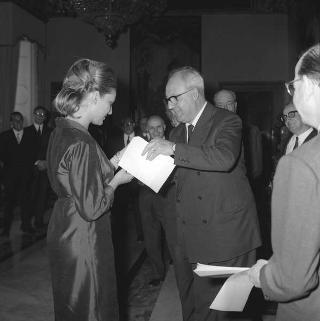 Il Presidente della Repubblica Giuseppe Saragat riceve la visita di omaggio di Pietro Quaroni, Presidente della RAI-TV, con dirigenti, giornalisti e tecnici che hanno operato durante i viaggi del 
Presidente e consegna di diplomi di onorificenza