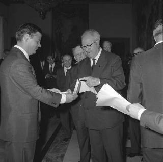 Il Presidente della Repubblica Giuseppe Saragat riceve la visita di omaggio di Pietro Quaroni, Presidente della RAI-TV, con dirigenti, giornalisti e tecnici che hanno operato durante i viaggi del 
Presidente e consegna di diplomi di onorificenza