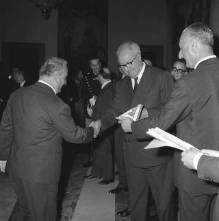 Il Presidente della Repubblica Giuseppe Saragat riceve la visita di omaggio di Pietro Quaroni, Presidente della RAI-TV, con dirigenti, giornalisti e tecnici che hanno operato durante i viaggi del 
Presidente e consegna di diplomi di onorificenza
