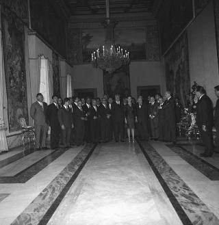 Il Presidente della Repubblica Giuseppe Saragat riceve la visita di omaggio di Pietro Quaroni, Presidente della RAI-TV, con dirigenti, giornalisti e tecnici che hanno operato durante i viaggi del 
Presidente e consegna di diplomi di onorificenza