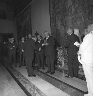 Il Presidente della Repubblica Giuseppe Saragat riceve la visita di omaggio di Pietro Quaroni, Presidente della RAI-TV, con dirigenti, giornalisti e tecnici che hanno operato durante i viaggi del 
Presidente e consegna di diplomi di onorificenza
