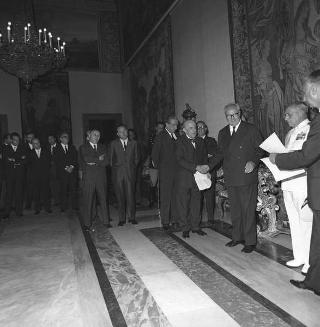 Il Presidente della Repubblica Giuseppe Saragat riceve la visita di omaggio di Pietro Quaroni, Presidente della RAI-TV, con dirigenti, giornalisti e tecnici che hanno operato durante i viaggi del 
Presidente e consegna di diplomi di onorificenza