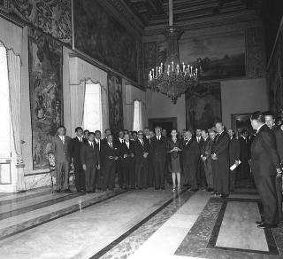 Il Presidente della Repubblica Giuseppe Saragat riceve la visita di omaggio di Pietro Quaroni, Presidente della RAI-TV, con dirigenti, giornalisti e tecnici che hanno operato durante i viaggi del 
Presidente e consegna di diplomi di onorificenza