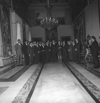 Il Presidente della Repubblica Giuseppe Saragat riceve la visita di omaggio di Pietro Quaroni, Presidente della RAI-TV, con dirigenti, giornalisti e tecnici che hanno operato durante i viaggi del 
Presidente e consegna di diplomi di onorificenza