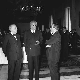 Il Presidente della Repubblica Giuseppe Saragat riceve la visita di omaggio di Pietro Quaroni, Presidente della RAI-TV, con dirigenti, giornalisti e tecnici che hanno operato durante i viaggi del 
Presidente e consegna di diplomi di onorificenza
