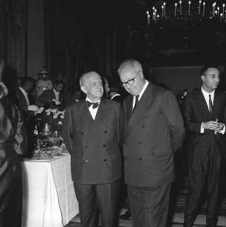 Il Presidente della Repubblica Giuseppe Saragat riceve la visita di omaggio di Pietro Quaroni, Presidente della RAI-TV, con dirigenti, giornalisti e tecnici che hanno operato durante i viaggi del 
Presidente e consegna di diplomi di onorificenza