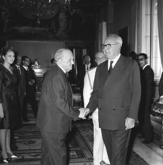 Il Presidente della Repubblica Giuseppe Saragat riceve la visita di omaggio di Pietro Quaroni, Presidente della RAI-TV, con dirigenti, giornalisti e tecnici che hanno operato durante i viaggi del 
Presidente e consegna di diplomi di onorificenza