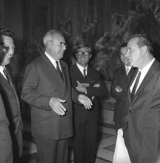 Il Presidente della Repubblica Giuseppe Saragat riceve la visita di omaggio di Pietro Quaroni, Presidente della RAI-TV, con dirigenti, giornalisti e tecnici che hanno operato durante i viaggi del 
Presidente e consegna di diplomi di onorificenza