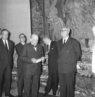 Il Presidente della Repubblica Giuseppe Saragat riceve la visita di omaggio di Pietro Quaroni, Presidente della RAI-TV, con dirigenti, giornalisti e tecnici che hanno operato durante i viaggi del 
Presidente e consegna di diplomi di onorificenza
