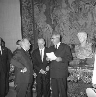 Il Presidente della Repubblica Giuseppe Saragat riceve la visita di omaggio di Pietro Quaroni, Presidente della RAI-TV, con dirigenti, giornalisti e tecnici che hanno operato durante i viaggi del 
Presidente e consegna di diplomi di onorificenza