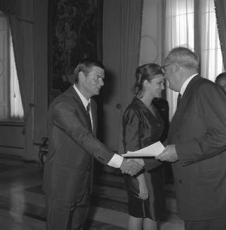 Il Presidente della Repubblica Giuseppe Saragat riceve la visita di omaggio di Pietro Quaroni, Presidente della RAI-TV, con dirigenti, giornalisti e tecnici che hanno operato durante i viaggi del 
Presidente e consegna di diplomi di onorificenza