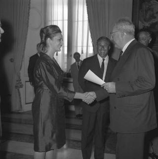 Il Presidente della Repubblica Giuseppe Saragat riceve la visita di omaggio di Pietro Quaroni, Presidente della RAI-TV, con dirigenti, giornalisti e tecnici che hanno operato durante i viaggi del 
Presidente e consegna di diplomi di onorificenza