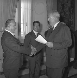 Il Presidente della Repubblica Giuseppe Saragat riceve la visita di omaggio di Pietro Quaroni, Presidente della RAI-TV, con dirigenti, giornalisti e tecnici che hanno operato durante i viaggi del 
Presidente e consegna di diplomi di onorificenza