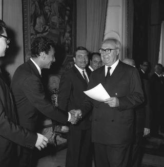 Il Presidente della Repubblica Giuseppe Saragat riceve la visita di omaggio di Pietro Quaroni, Presidente della RAI-TV, con dirigenti, giornalisti e tecnici che hanno operato durante i viaggi del 
Presidente e consegna di diplomi di onorificenza