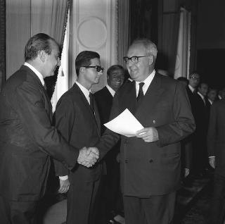 Il Presidente della Repubblica Giuseppe Saragat riceve la visita di omaggio di Pietro Quaroni, Presidente della RAI-TV, con dirigenti, giornalisti e tecnici che hanno operato durante i viaggi del 
Presidente e consegna di diplomi di onorificenza