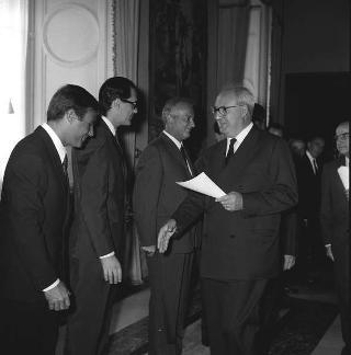 Il Presidente della Repubblica Giuseppe Saragat riceve la visita di omaggio di Pietro Quaroni, Presidente della RAI-TV, con dirigenti, giornalisti e tecnici che hanno operato durante i viaggi del 
Presidente e consegna di diplomi di onorificenza